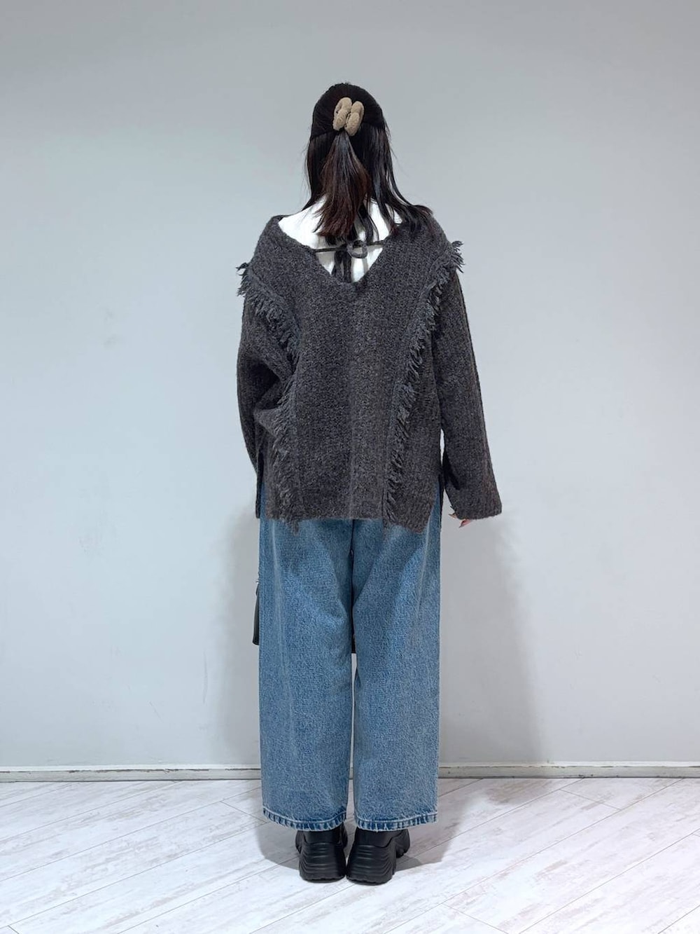 ホワイト系のニット/セーター、ブルー系のニット/セーター、ブルー系のデニムパンツを着用したレディースの冬コーディネートの3枚目の写真