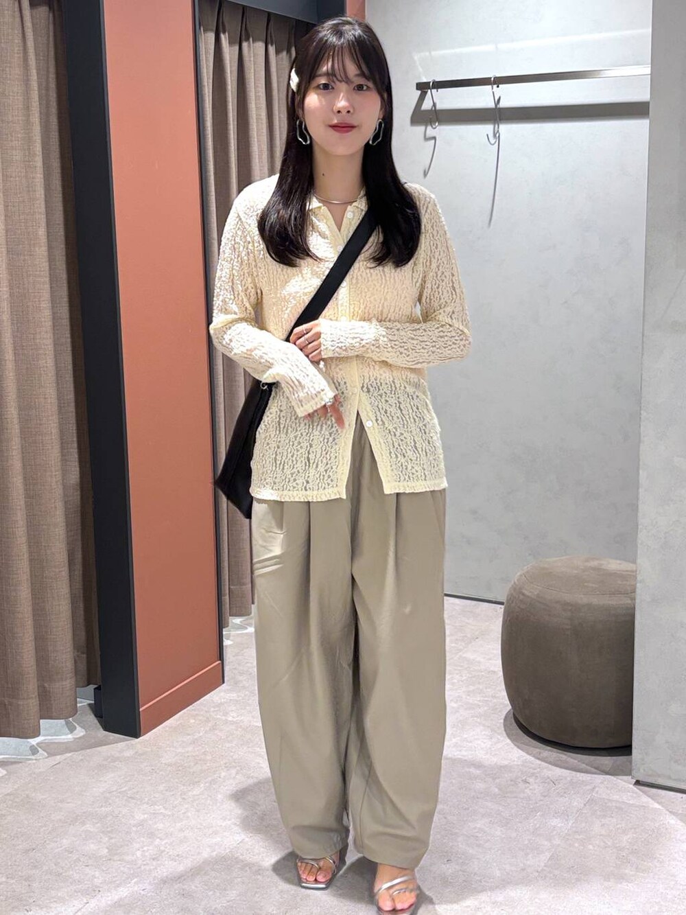 シルバー系のサンダル、ベージュ系のその他パンツ、ホワイト系のTシャツ/カットソーを着用したレディースの夏コーディネートの4枚目の写真