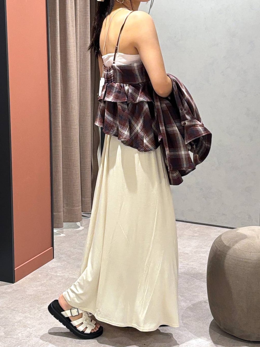 ホワイト系のサンダル、ホワイト系のスカート、レッド系のキャミソールを着用したレディースの夏コーディネートの3枚目の写真