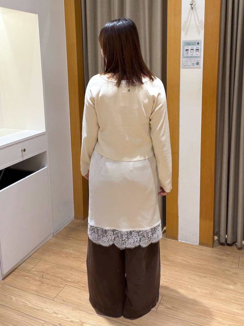 ホワイト系のニット/セーター、ブラウン系のサンダル、ホワイト系のスカートを着用したレディースの秋コーディネートの3枚目の写真