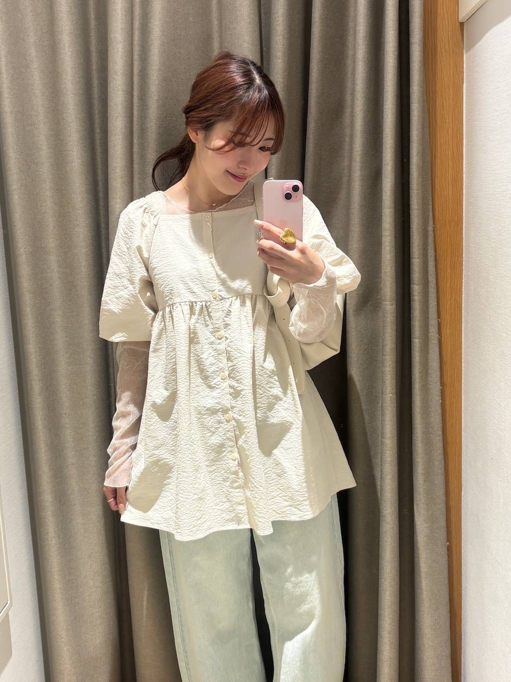 ブルー系のデニムパンツ、シルバー系のサンダル、ホワイト系のショルダーバッグを着用したレディースの春コーディネートの3枚目の写真