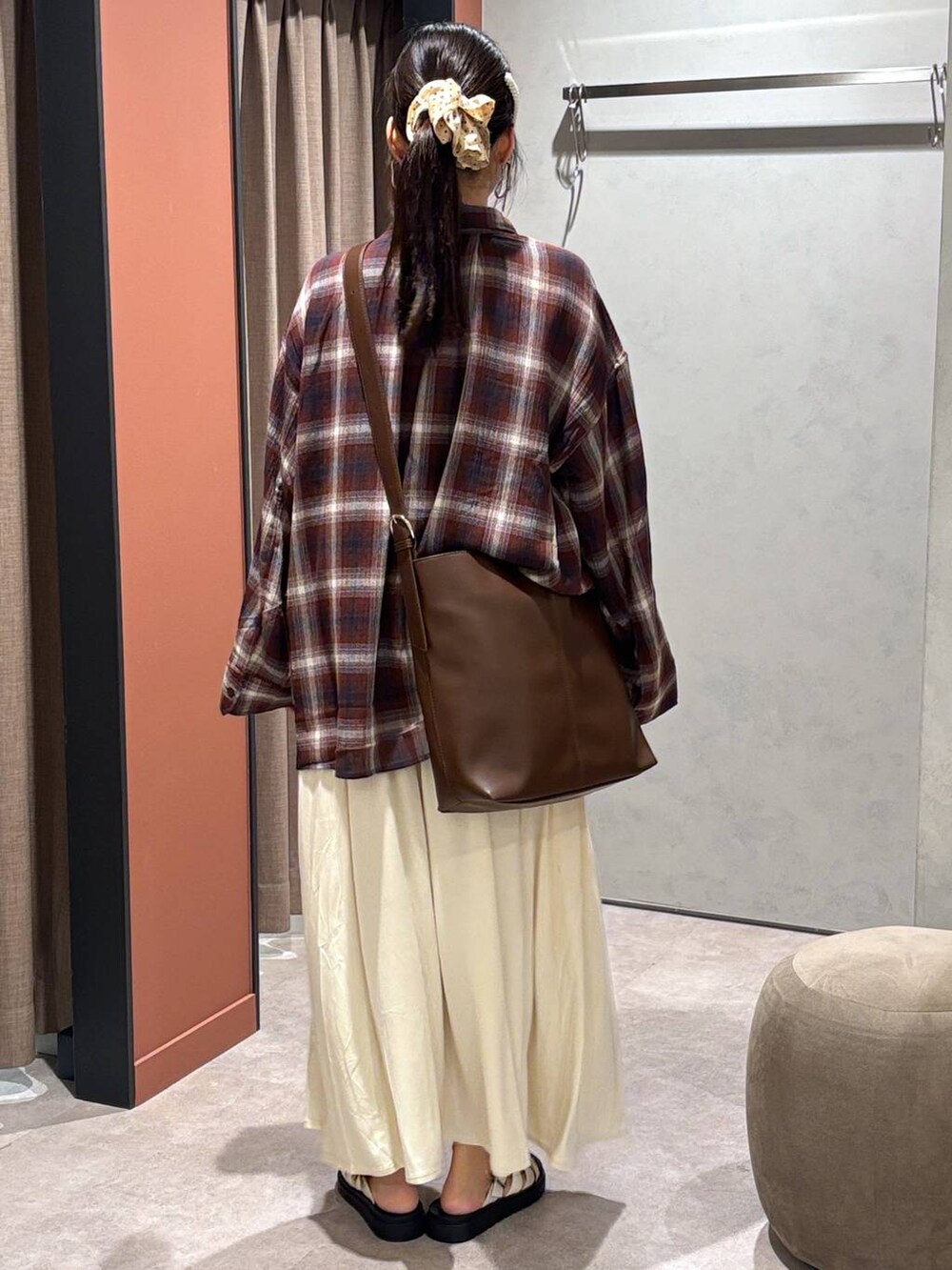 ホワイト系のサンダル、ホワイト系のスカート、レッド系のキャミソールを着用したレディースの夏コーディネートの3枚目の写真