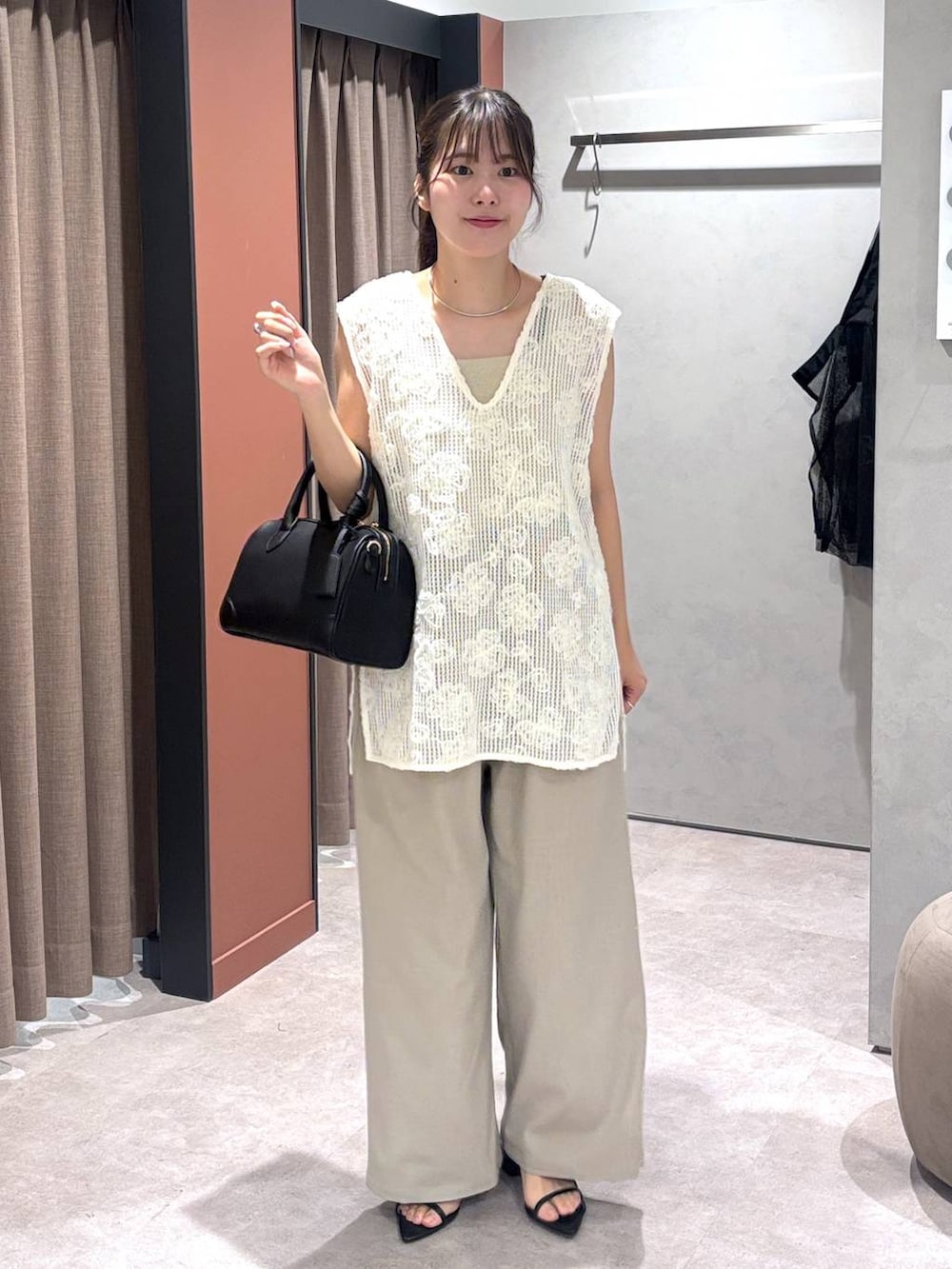 ブラック系のサンダル、ベージュ系のその他パンツ、シルバー系のタンクトップを着用したレディースの夏コーディネートの3枚目の写真