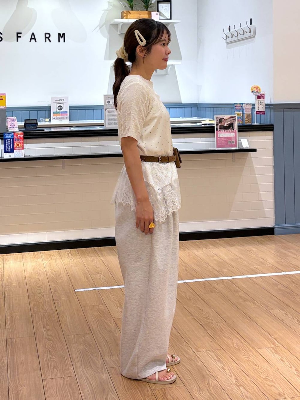 グレー系のスウェットパンツ、ホワイト系のTシャツ/カットソー、ホワイト系のサンダルを着用したレディースの夏コーディネートの2枚目の写真