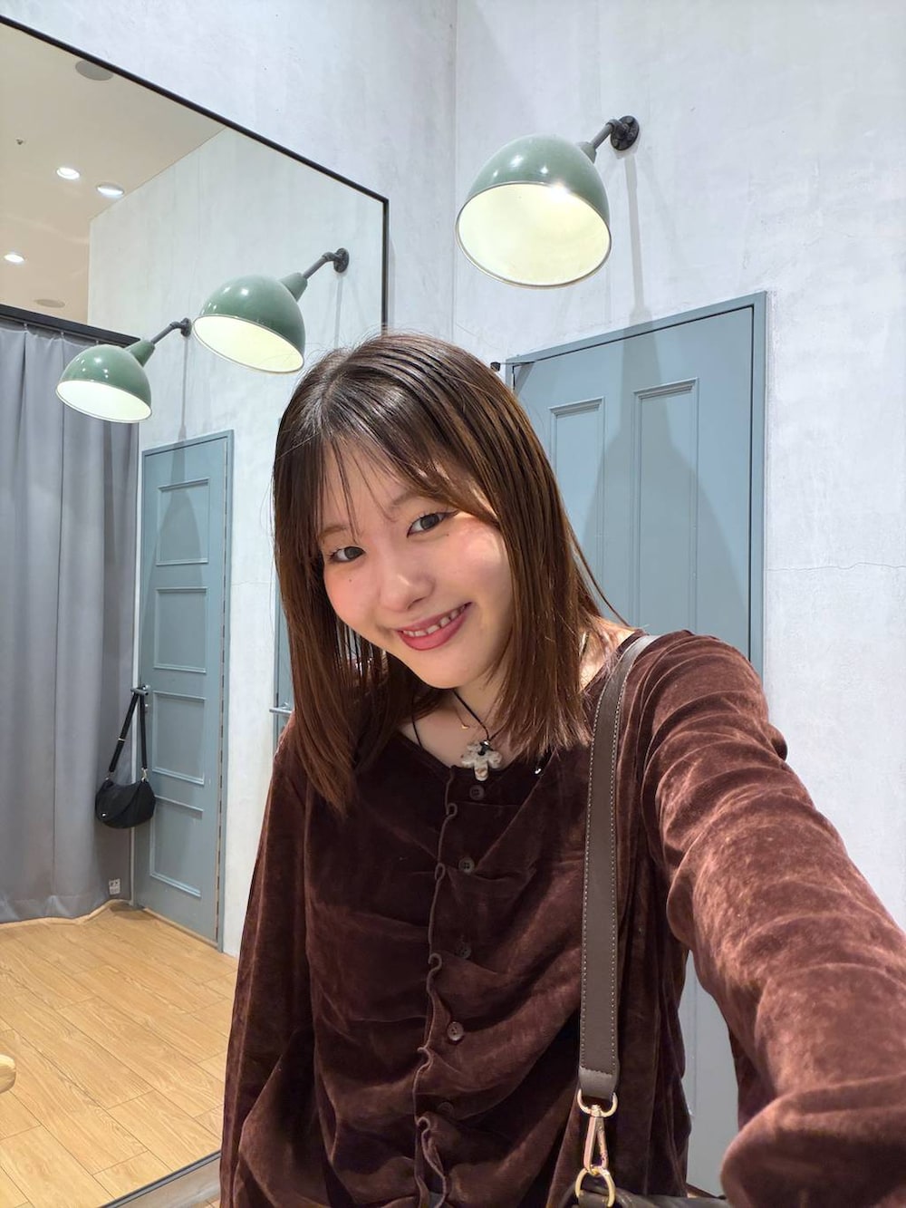 ブラウン系のショルダーバッグ、ブラウン系のバレエシューズ、ブラウン系のTシャツ/カットソーを着用したレディースの秋コーディネートの3枚目の写真