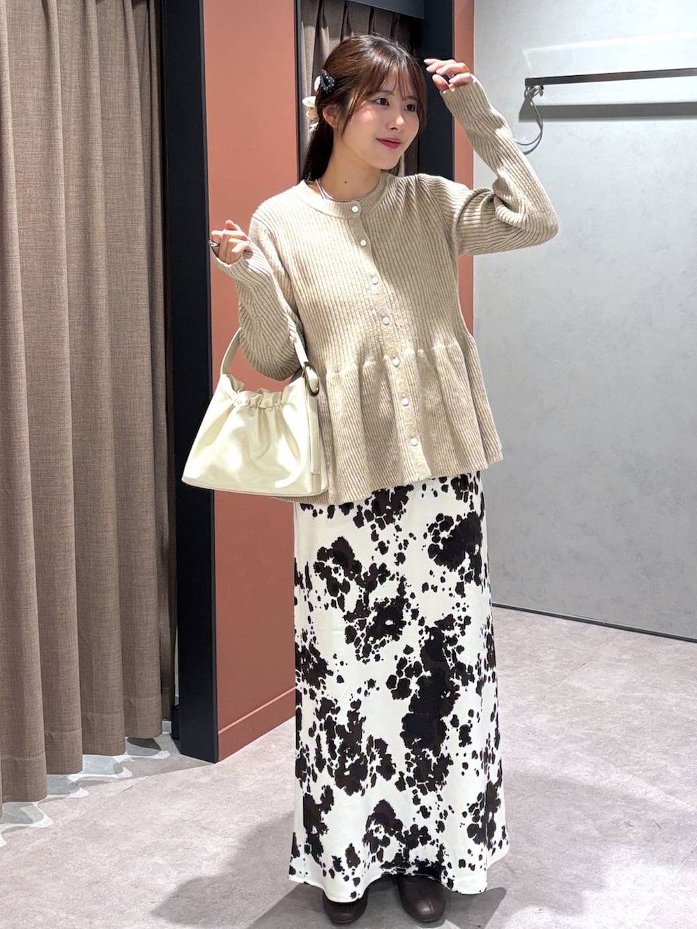 その他のスカート、ブラウン系のブーツ、ホワイト系のショルダーバッグを着用したレディースの秋コーディネートの5枚目の写真