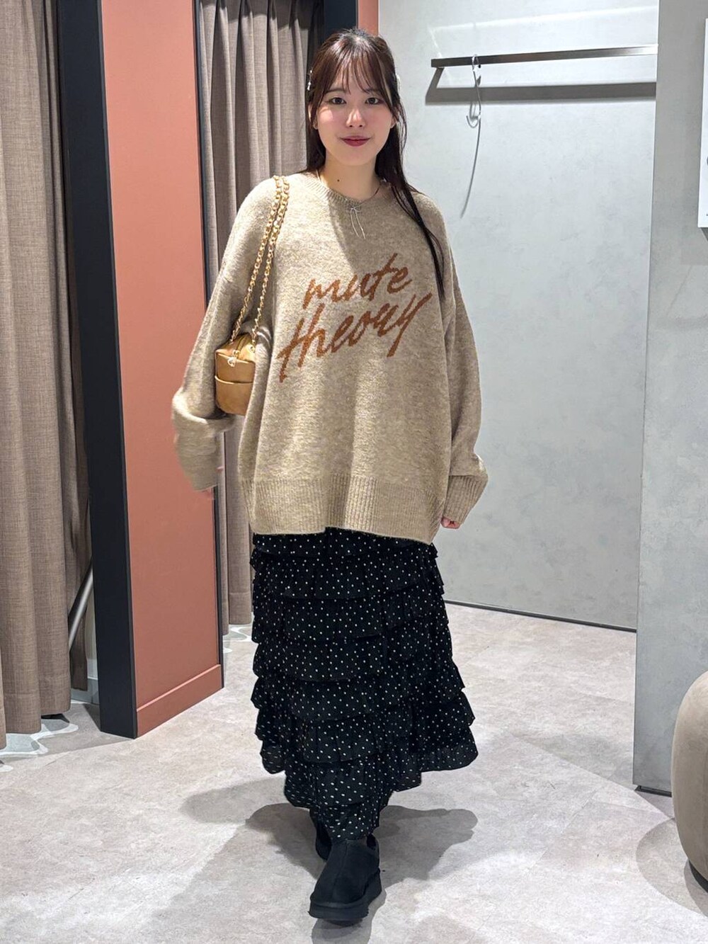 その他のスカート、ブラック系のその他シューズ、ベージュ系のニット/セーターを着用したレディースの秋コーディネートの4枚目の写真
