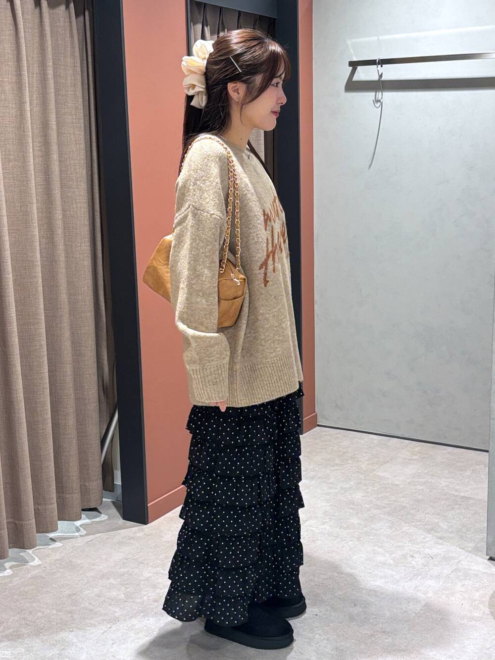 その他のスカート、ブラック系のその他シューズ、ベージュ系のニット/セーターを着用したレディースの秋コーディネートの2枚目の写真