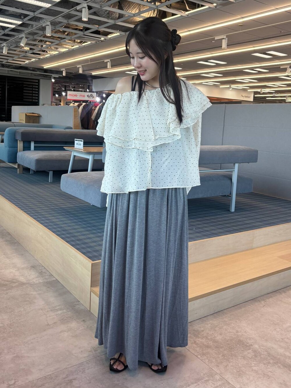 ブラウン系のサンダル、グレー系のスカート、グレー系のチョーカーを着用したレディースの秋コーディネートの5枚目の写真