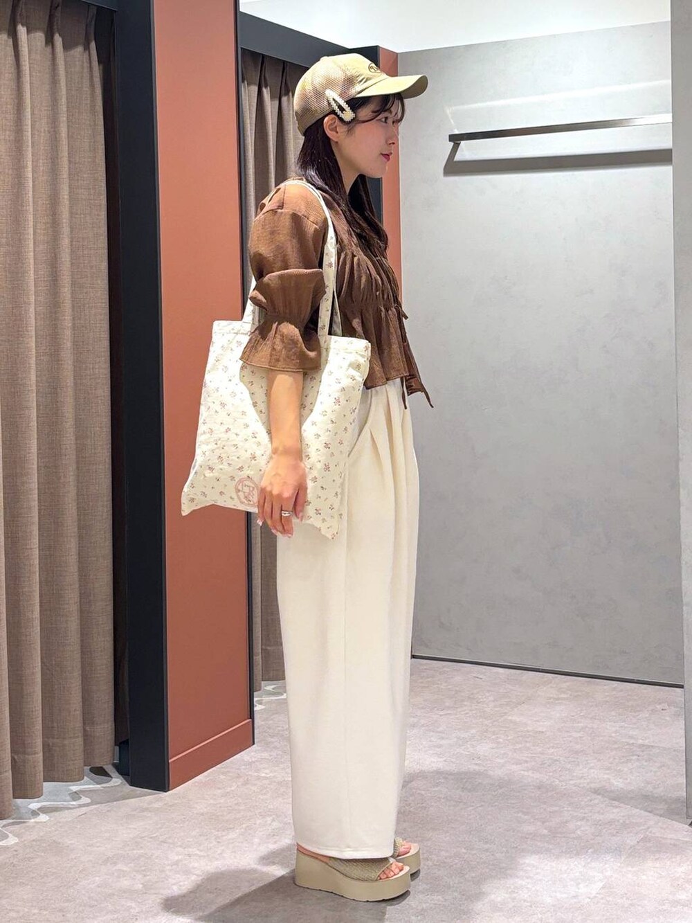 ブラック系のTシャツ/カットソー、ホワイト系のサンダル、その他のトートバッグを着用したレディースの春コーディネートの2枚目の写真