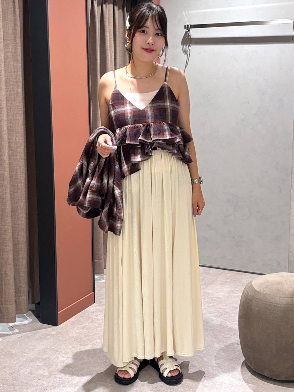 ホワイト系のサンダル、ホワイト系のスカート、レッド系のキャミソールを着用したレディースの夏コーディネートの2枚目の写真