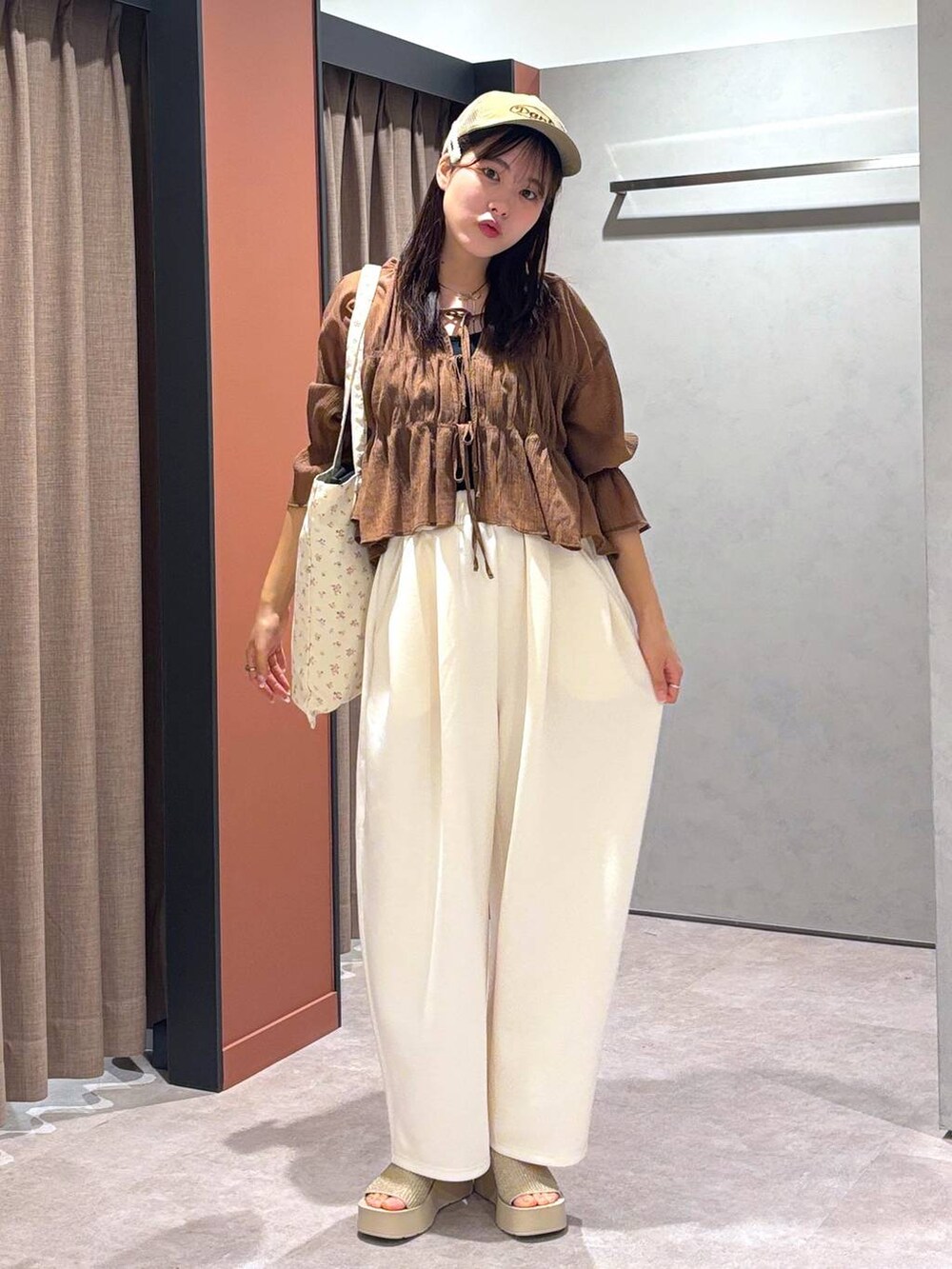 ブラック系のTシャツ/カットソー、ホワイト系のサンダル、その他のトートバッグを着用したレディースの春コーディネートの4枚目の写真