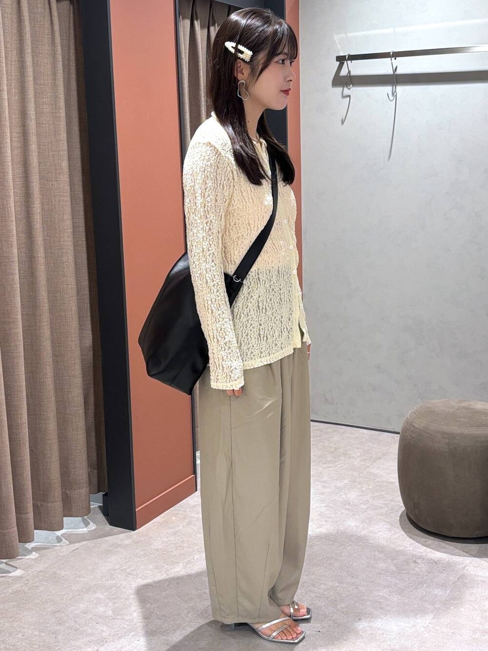 シルバー系のサンダル、ベージュ系のその他パンツ、ホワイト系のTシャツ/カットソーを着用したレディースの夏コーディネートの2枚目の写真