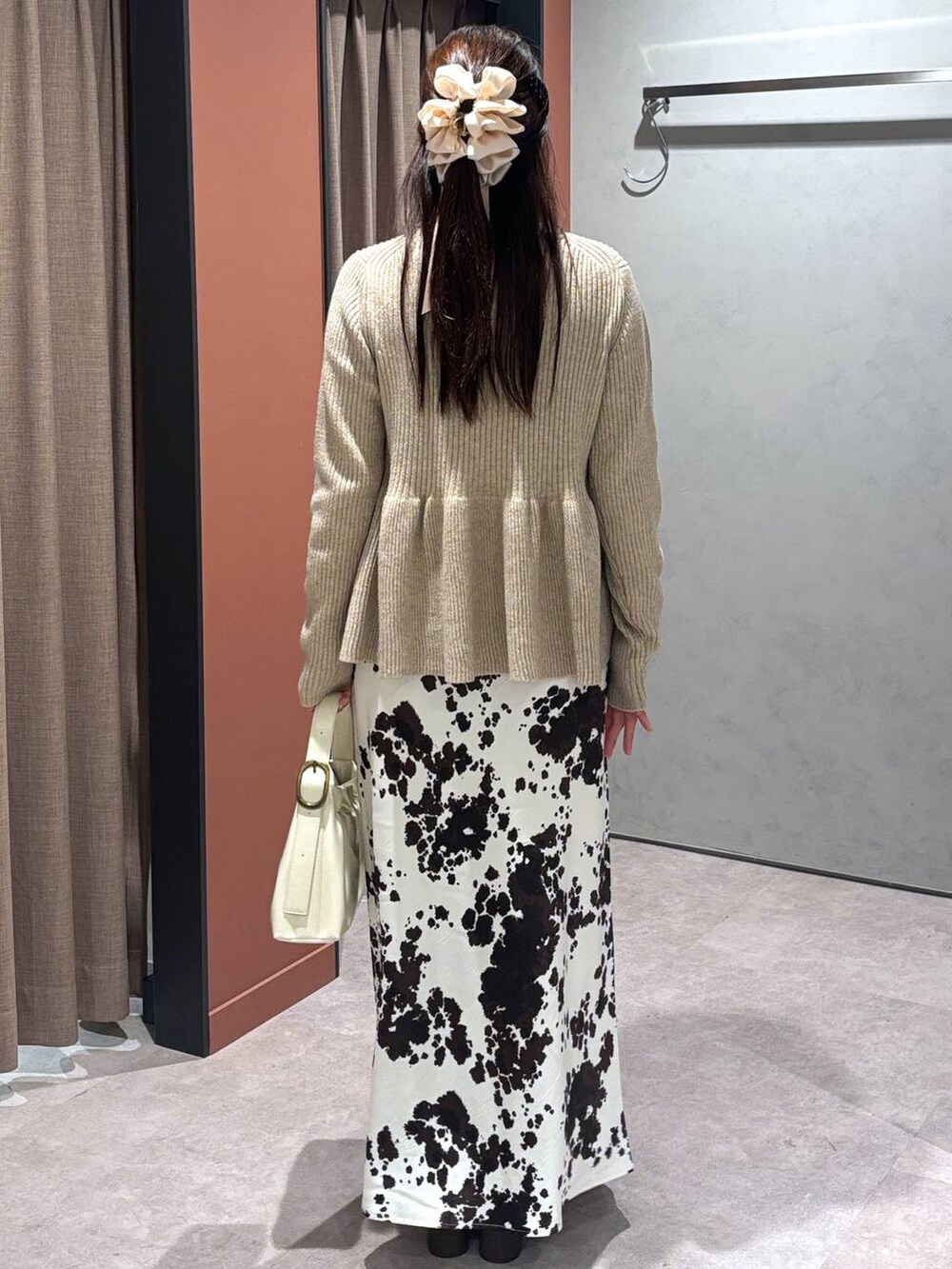 その他のスカート、ブラウン系のブーツ、ホワイト系のショルダーバッグを着用したレディースの冬コーディネートの4枚目の写真