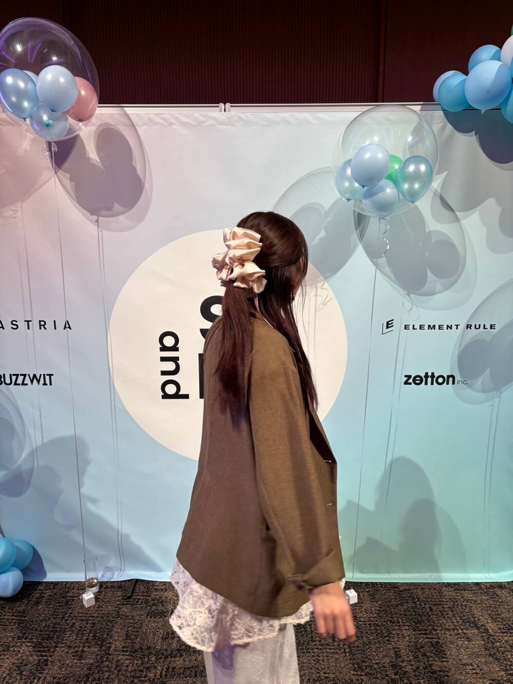 ホワイト系のスカート、ホワイト系のワンピース、ブラウン系のテーラードジャケットを着用したレディースの秋コーディネートの5枚目の写真