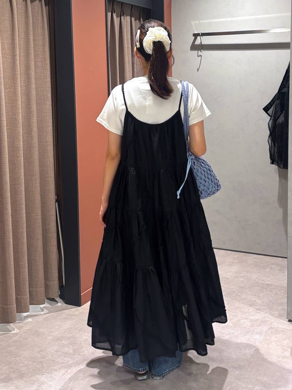 ホワイト系のTシャツ/カットソー、ブルー系のトートバッグ、シルバー系のサンダルを着用したレディースの夏コーディネートの3枚目の写真