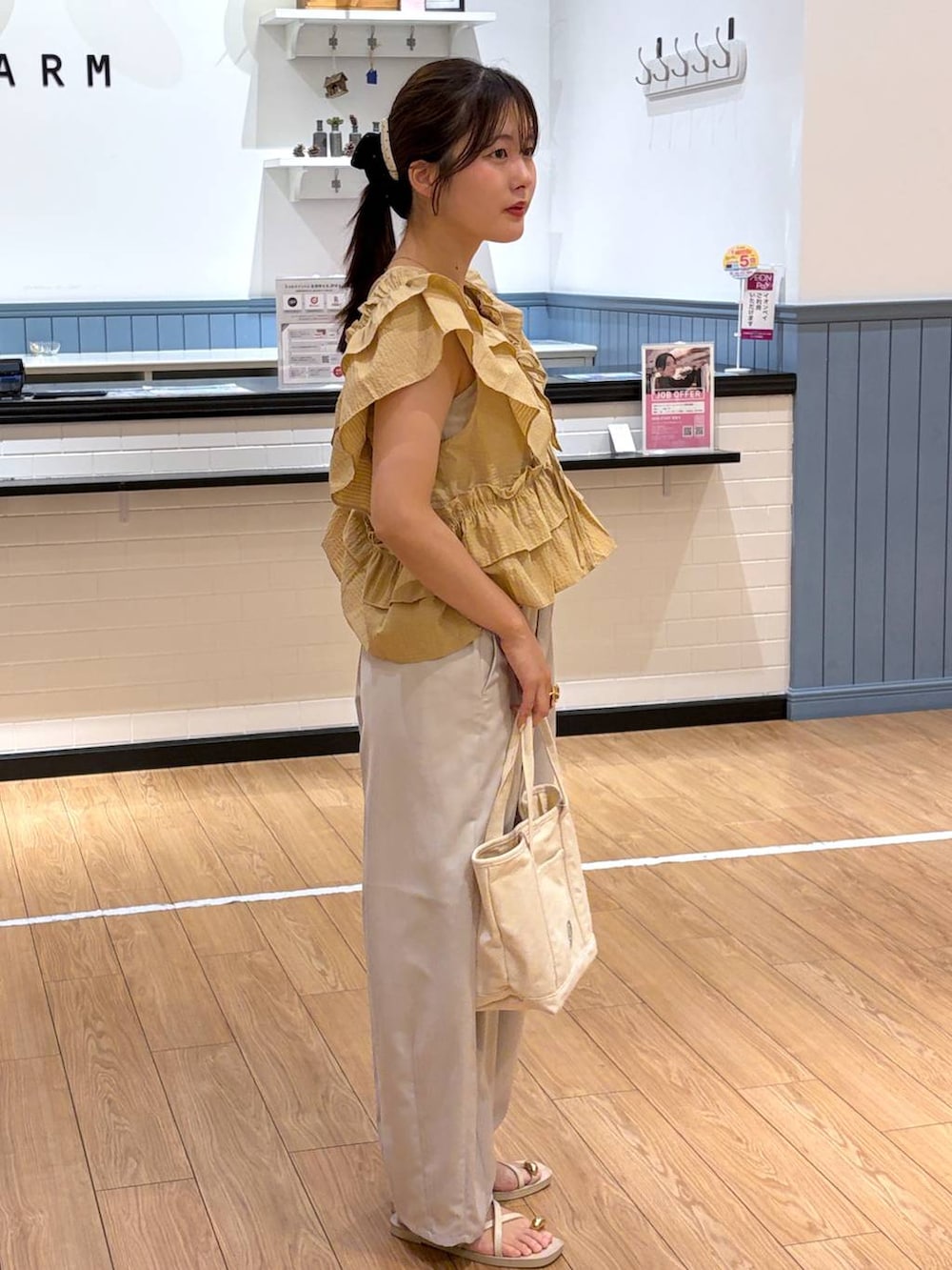 ホワイト系のショルダーバッグ、ブラウン系のその他パンツ、ホワイト系のサンダルを着用したレディースの夏コーディネートの2枚目の写真