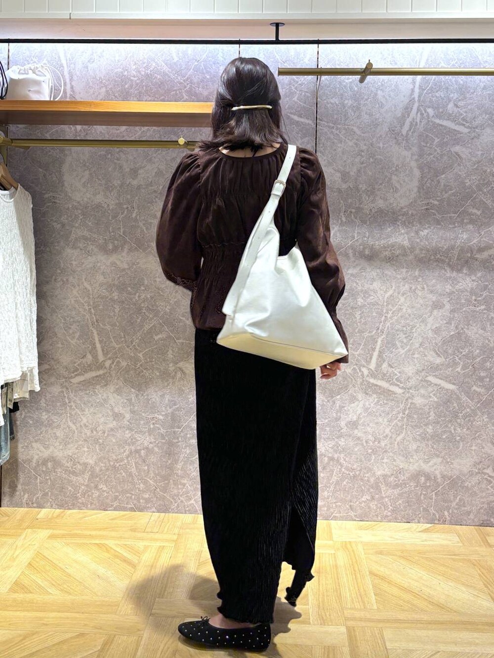 シルバー系のショルダーバッグ、ブラウン系のシャツ/ブラウス、ブラック系のスカートを着用したレディースの秋コーディネートの2枚目の写真