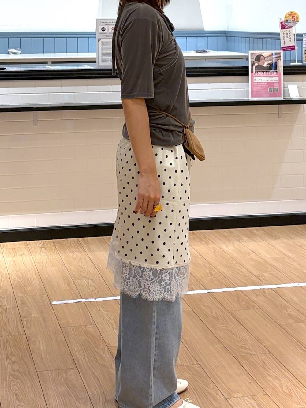 ホワイト系のバレエシューズ、グレー系のTシャツ/カットソー、イエロー系のボディバッグ/ウエストポーチを着用したレディースの秋コーディネートの2枚目の写真