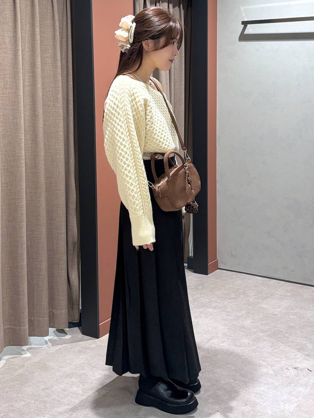 グレー系のスカート、ブラック系のサンダル、ホワイト系のキャミソールを着用したレディースの秋コーディネートの3枚目の写真