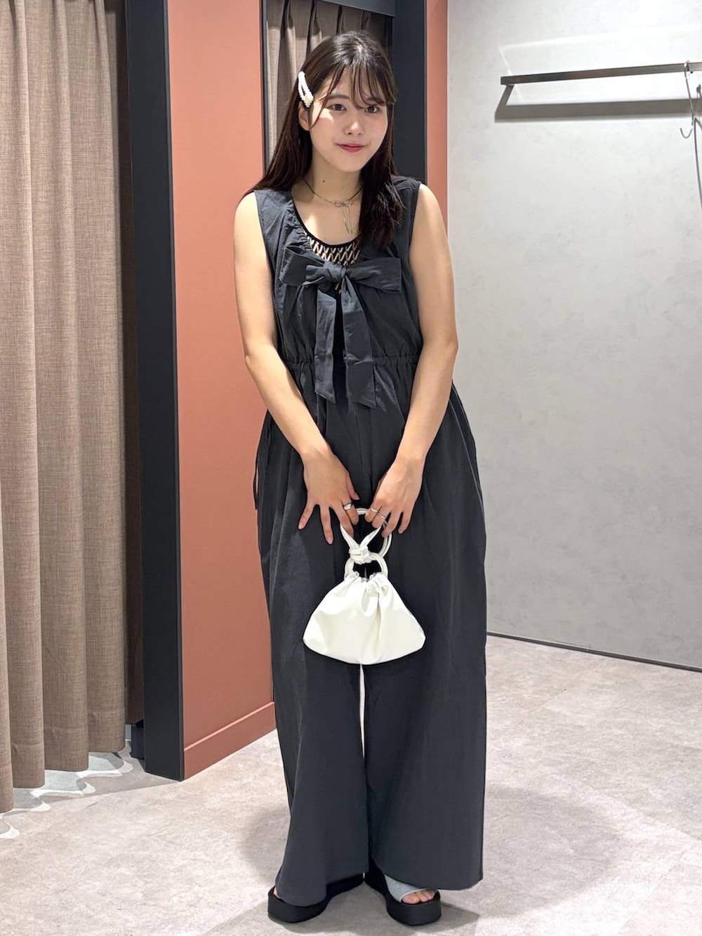 グレー系のサロペット/オーバーオール、シルバー系のサンダル、ホワイト系のショルダーバッグを着用したレディースの春コーディネートの4枚目の写真