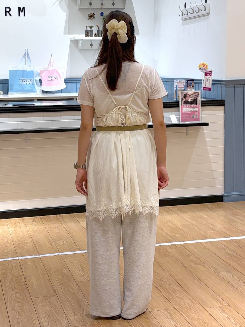 グレー系のスウェットパンツ、ブラック系のサンダル、ホワイト系のTシャツ/カットソーを着用したレディースの夏コーディネートの3枚目の写真