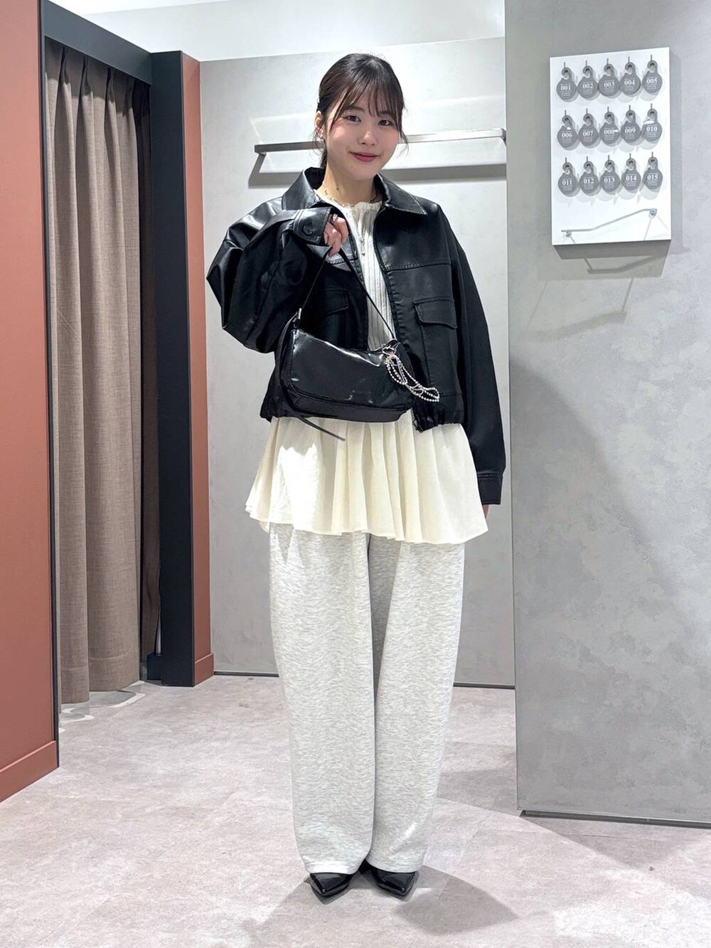 ホワイト系のシャツ/ブラウス、グレー系のカーディガン/ボレロ、ブラック系のトートバッグを着用したレディースの春コーディネートの4枚目の写真