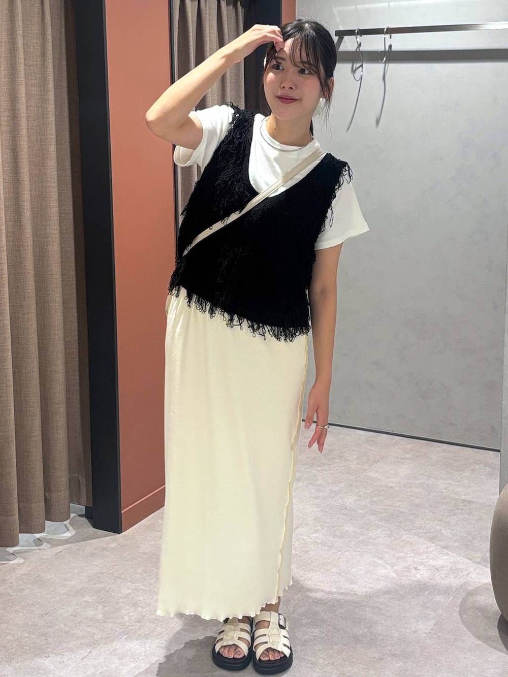 「きれいめ、高見え、カジュアル、ローリーズスタイル_LOWRYS FARM、大人女子カジュアル_LOWRYS FARM、モテ、大人カジュアル」｜「LOWRYS FARMのフライスチビＴシャツＳＳ 111954（Tシャツ/カットソー、ホワイト系）」を使った、futabaさん（レディース・160cm）の夏コーディネートの4枚目の写真