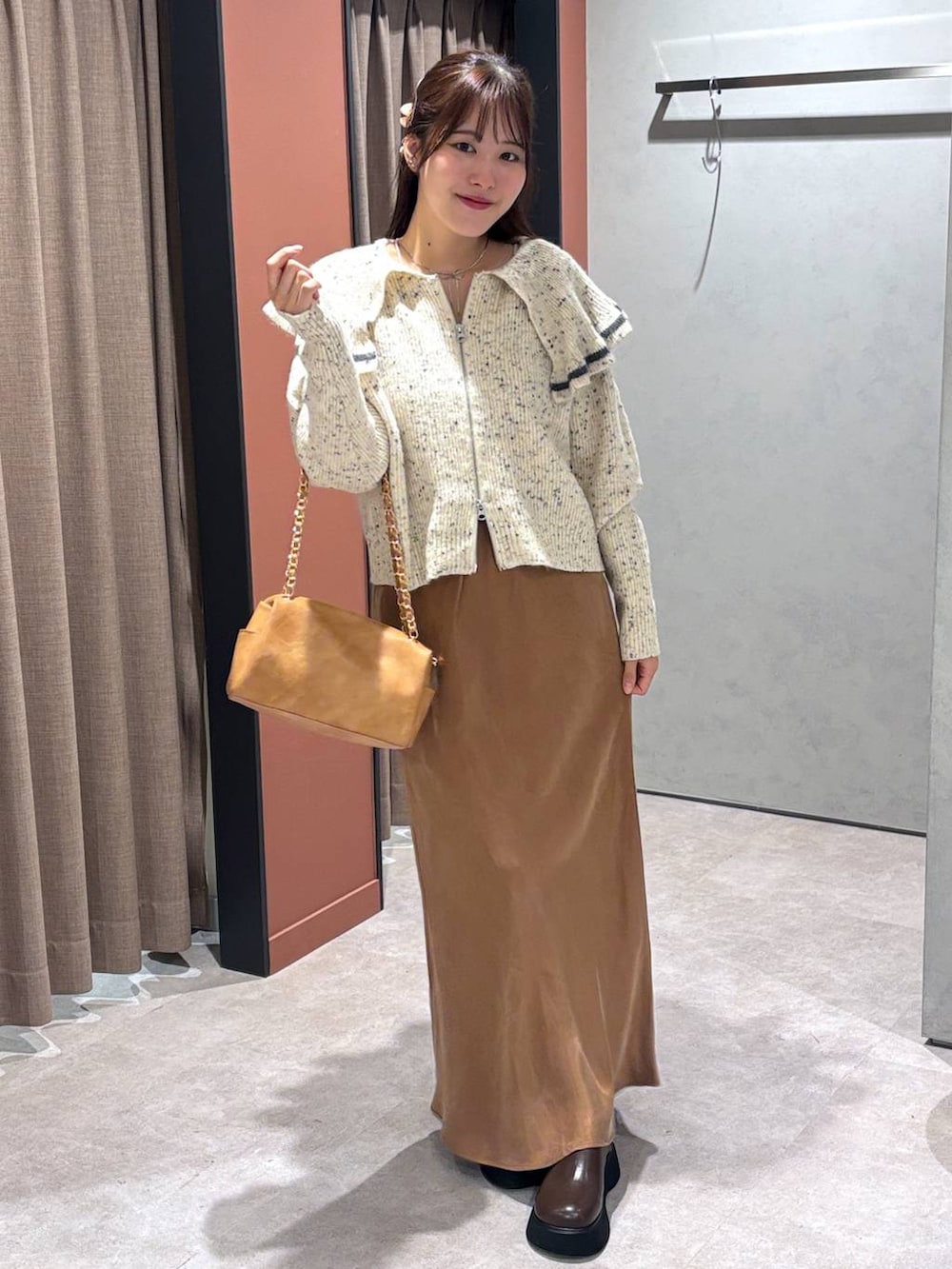 ブラウン系のサンダル、ブラウン系のスカート、ベージュ系のニット/セーターを着用したレディースの秋コーディネートの4枚目の写真