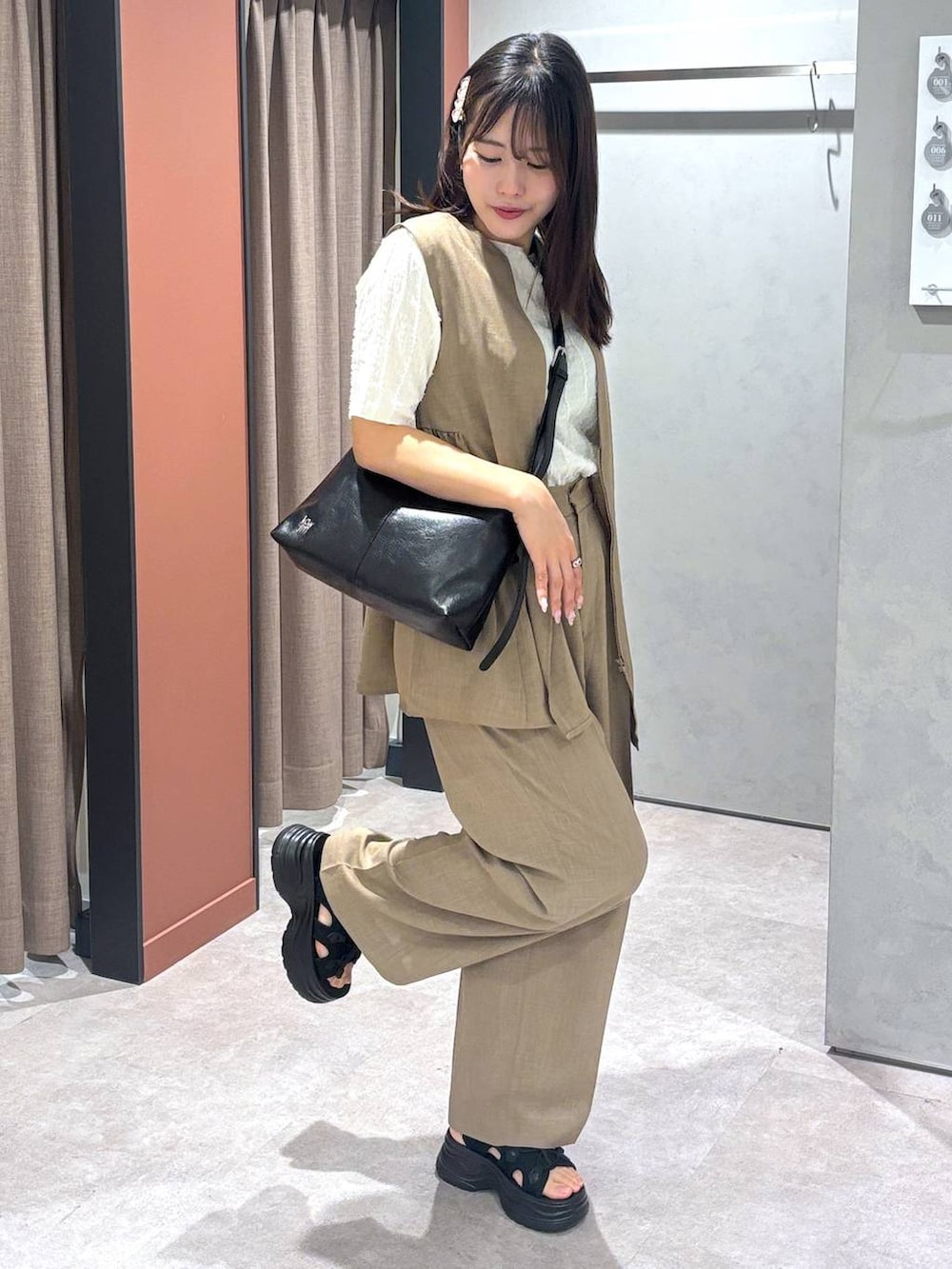 「きれいめ、高見え、カジュアル、ローリーズスタイル_LOWRYS FARM、大人女子カジュアル_LOWRYS FARM、モテ、大人カジュアル」｜「LOWRYS FARMのカンドウフィットスポサン 284000（サンダル、ブラック系）」を使った、futabaさん（レディース・160cm）の春コーディネートの4枚目の写真
