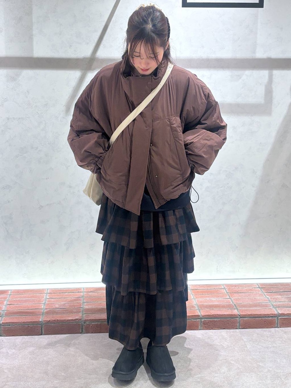 ホワイト系のショルダーバッグ、ブラウン系のその他アウター、ブラウン系のスカートを着用したレディースの秋コーディネートの5枚目の写真