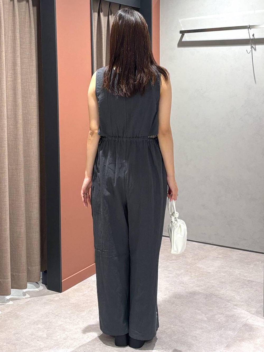 グレー系のサロペット/オーバーオール、シルバー系のサンダル、ホワイト系のショルダーバッグを着用したレディースの春コーディネートの3枚目の写真