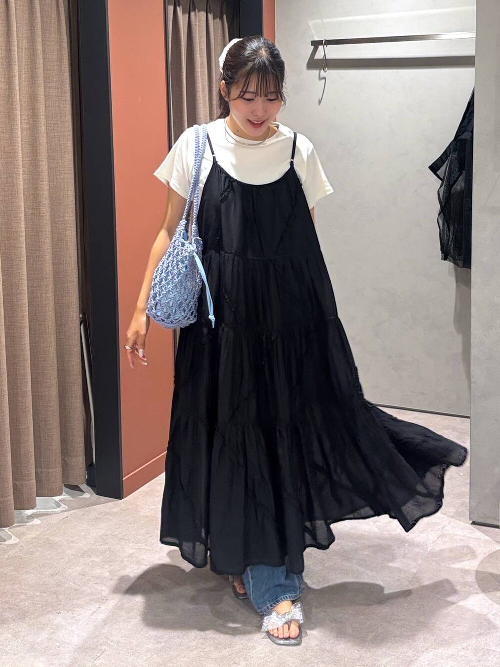 ホワイト系のTシャツ/カットソー、ブルー系のトートバッグ、シルバー系のサンダルを着用したレディースの夏コーディネートの4枚目の写真