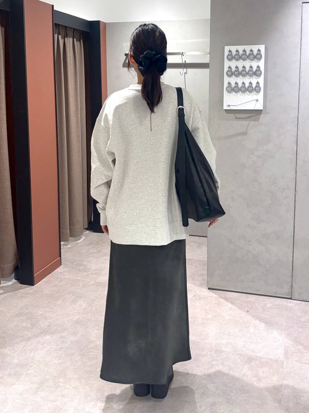 ブラック系のショルダーバッグ、グレー系のスウェット、ブラック系のサンダルを着用したレディースの春コーディネートの3枚目の写真