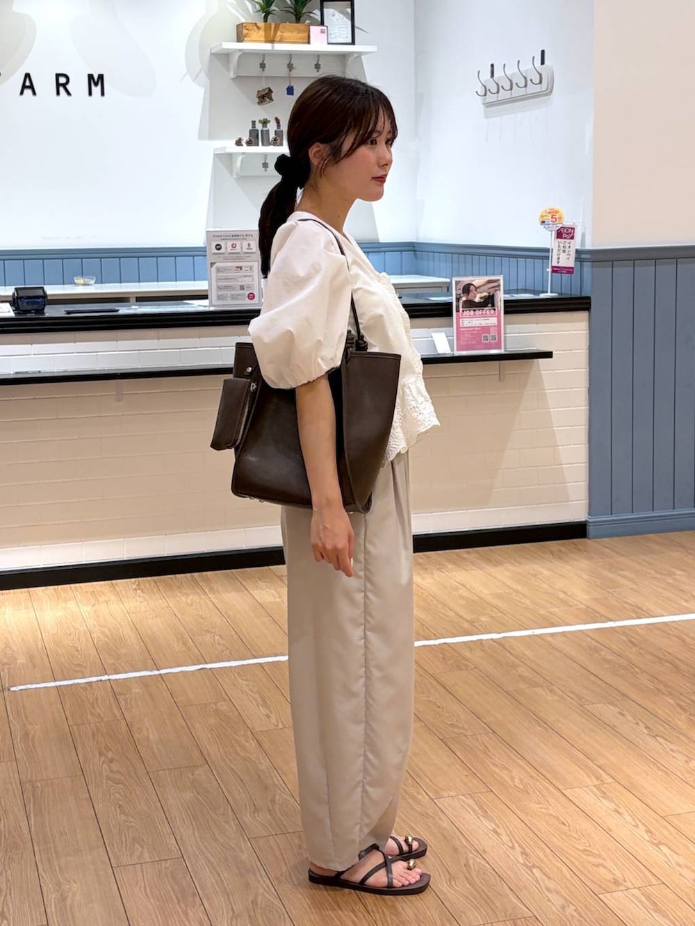 ブラウン系のその他パンツ、ホワイト系のサンダル、ホワイト系のシャツ/ブラウスを着用したレディースの夏コーディネートの3枚目の写真