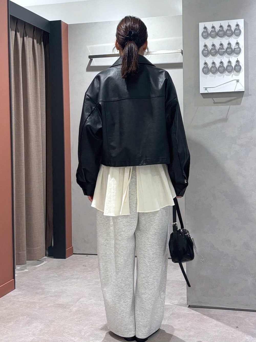 ホワイト系のシャツ/ブラウス、グレー系のカーディガン/ボレロ、ブラック系のトートバッグを着用したレディースの春コーディネートの3枚目の写真