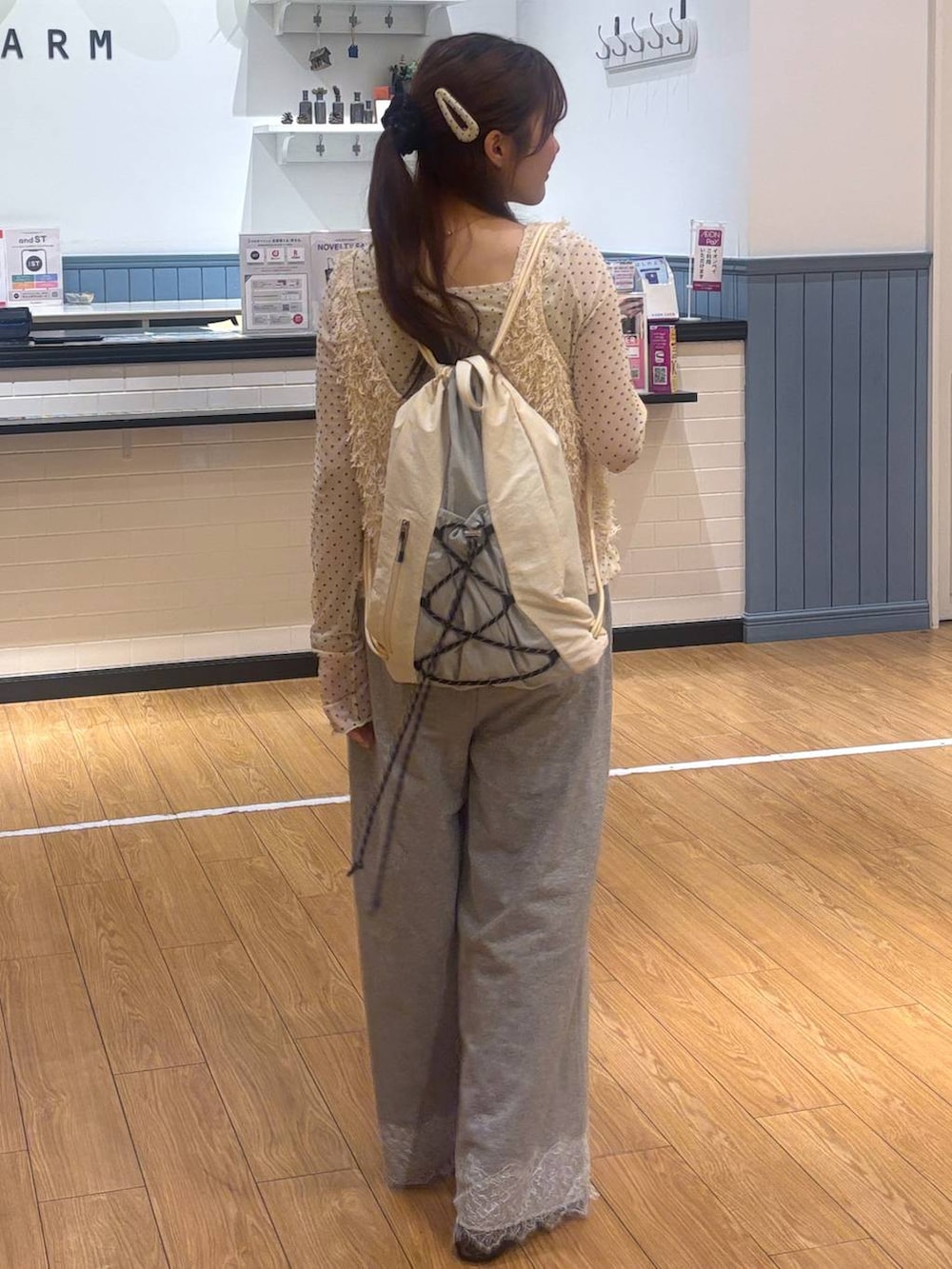 ブラウン系のパンプス、ホワイト系のTシャツ/カットソー、ホワイト系のベストを着用したレディースの春コーディネートの3枚目の写真