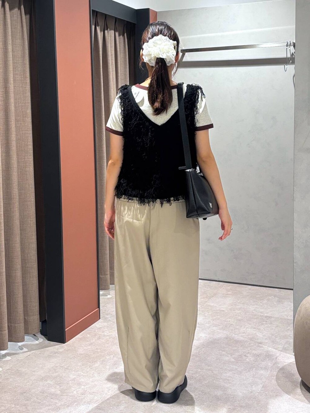 ブラック系のサンダル、ブラック系のショルダーバッグ、ベージュ系のその他パンツを着用したレディースの夏コーディネートの3枚目の写真