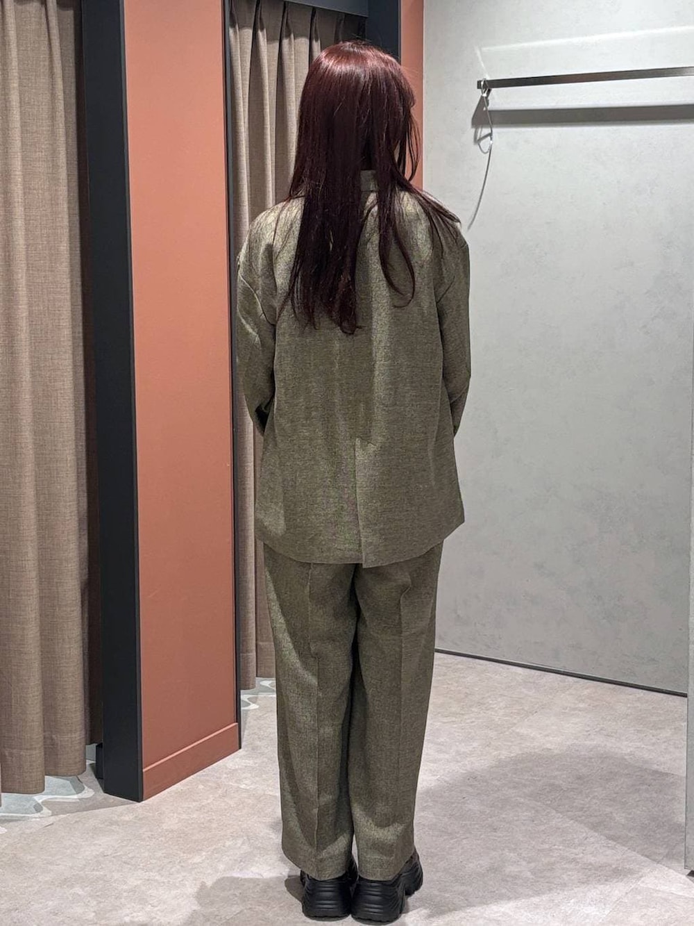 ブラウン系のテーラードジャケット、ブラウン系のデニムパンツ、ベージュ系のショルダーバッグを着用したレディースの冬コーディネートの3枚目の写真