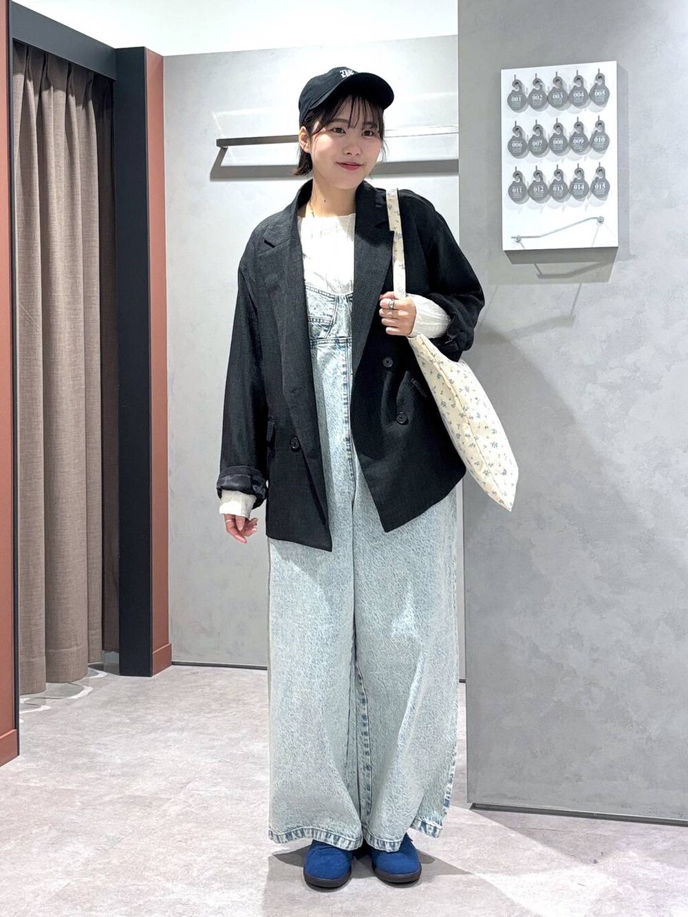 ベージュ系のTシャツ/カットソー、ブルー系のサロペット/オーバーオール、グレー系のテーラードジャケットを着用したレディースの冬コーディネートの2枚目の写真