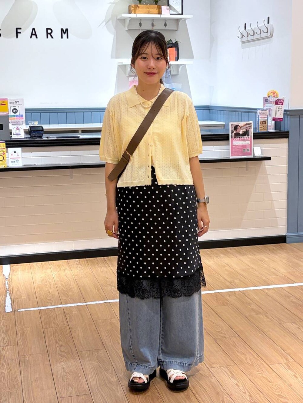 イエロー系のカーディガン/ボレロ、ブラウン系のサンダル、ブラウン系のショルダーバッグを着用したレディースの夏コーディネートの4枚目の写真