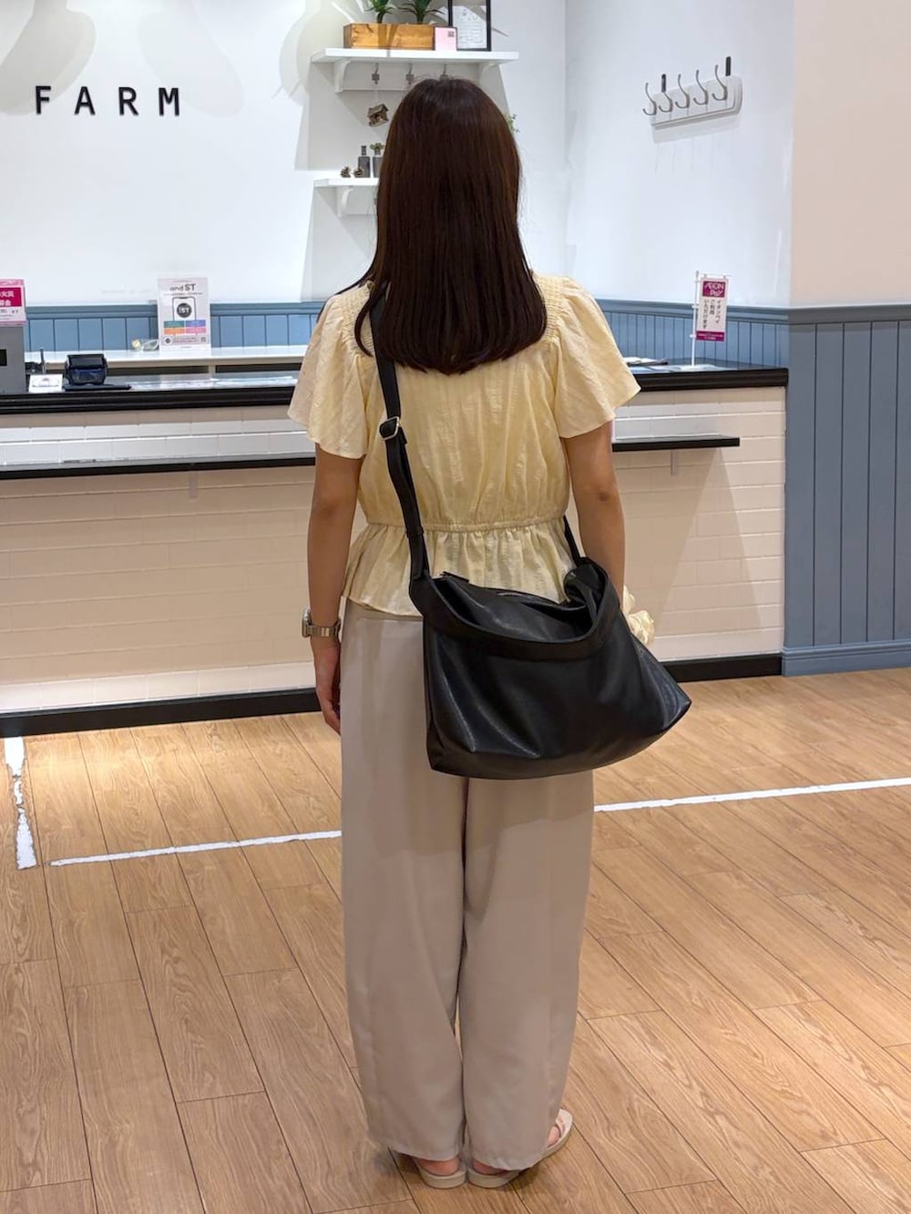 ブラウン系のその他パンツ、ブラウン系のサンダル、ブラック系のショルダーバッグを着用したレディースの夏コーディネートの2枚目の写真