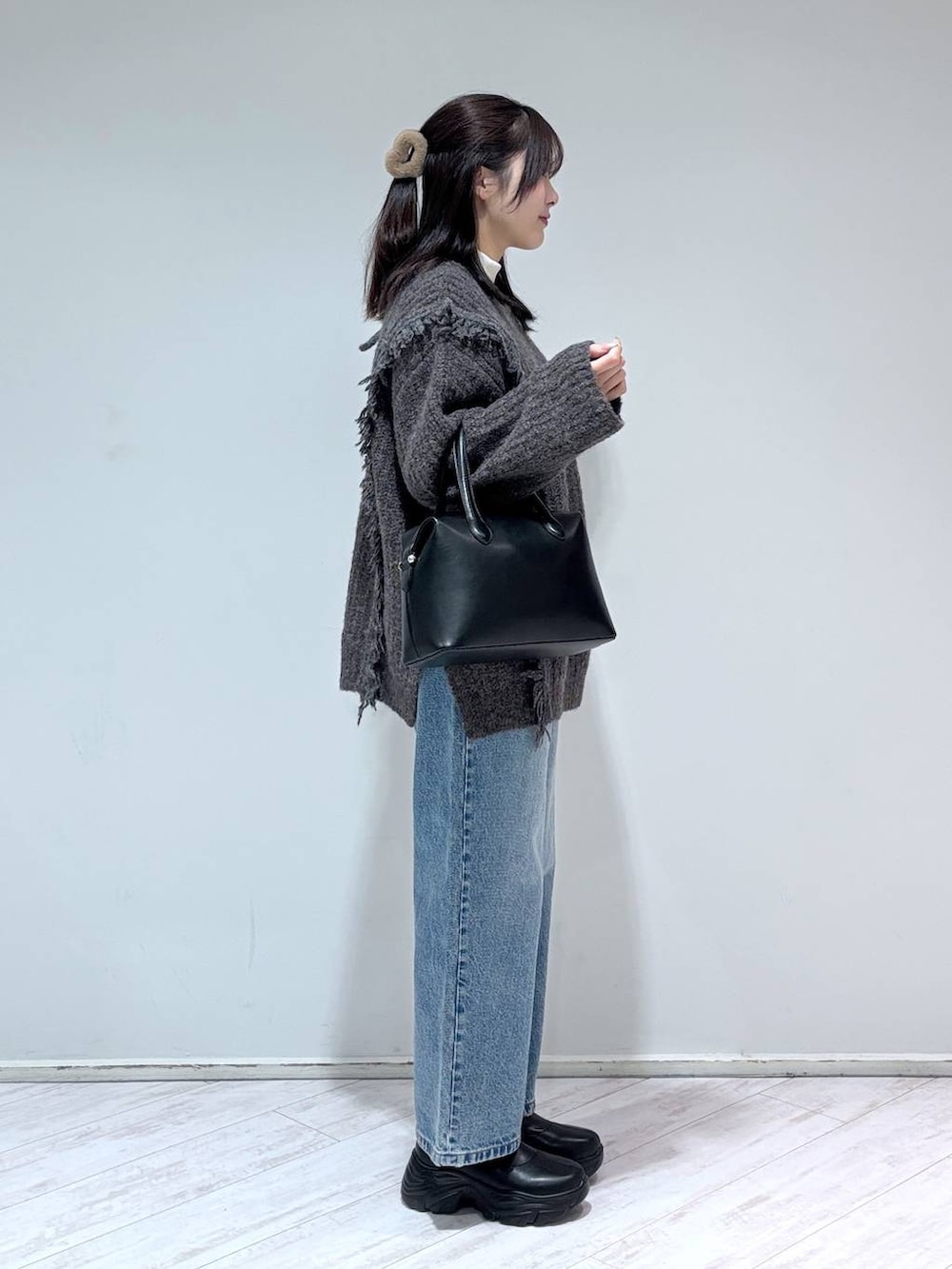 ホワイト系のニット/セーター、ブルー系のニット/セーター、ブルー系のデニムパンツを着用したレディースの冬コーディネートの2枚目の写真