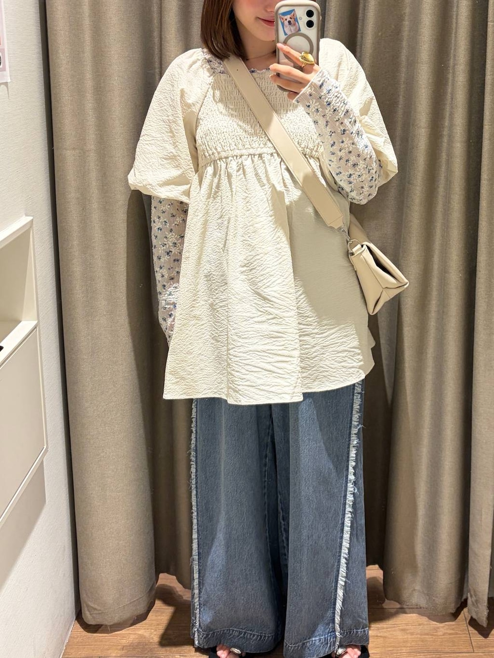 ホワイト系のショルダーバッグ、ホワイト系のTシャツ/カットソー、ブルー系のデニムパンツを着用したレディースの夏コーディネートの3枚目の写真
