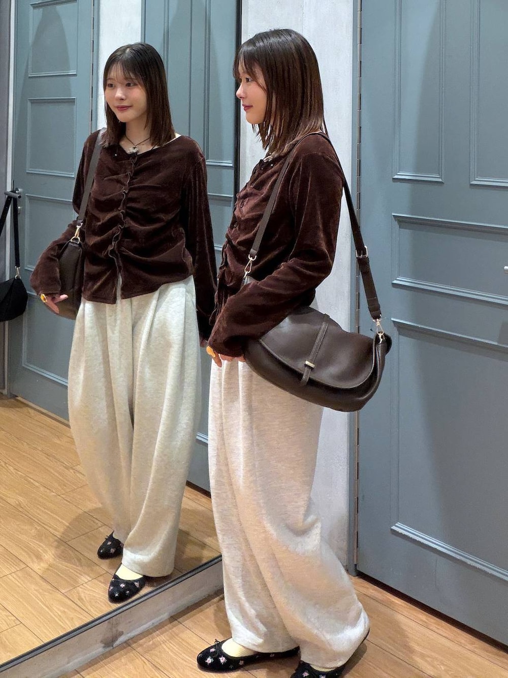 ブラウン系のショルダーバッグ、ブラウン系のバレエシューズ、ブラウン系のTシャツ/カットソーを着用したレディースの秋コーディネートの2枚目の写真