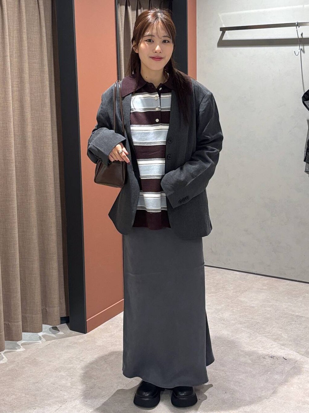 ブラック系のサンダル、グレー系のスカート、ブラウン系のニット/セーターを着用したレディースの秋コーディネートの4枚目の写真