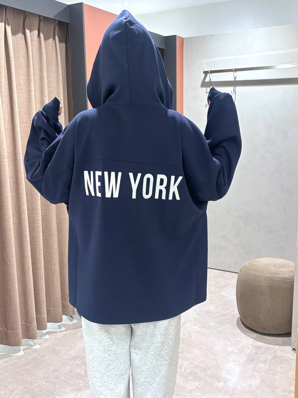 グレー系のスウェットパンツ、ブルー系のパーカー、グレー系のチョーカーを着用したレディースの夏コーディネートの3枚目の写真