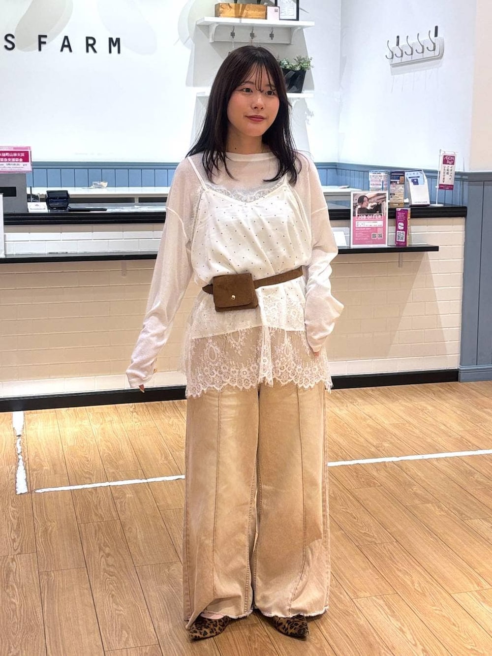 ホワイト系のTシャツ/カットソー、ブラウン系のパンプス、オレンジ系のデニムパンツを着用したレディースの春コーディネートの4枚目の写真