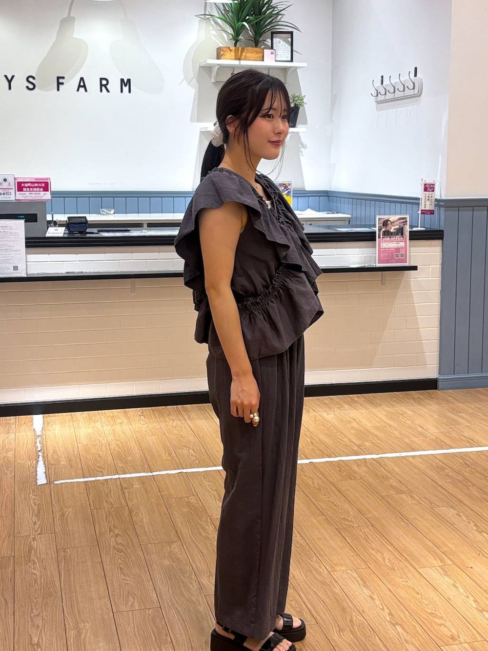 グレー系のサロペット/オーバーオール、ブラック系のサンダルを着用したレディースの春コーディネートの2枚目の写真