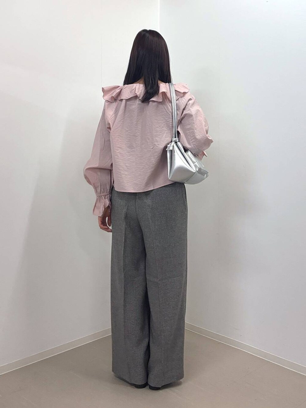 シルバー系のショルダーバッグ、グレー系のその他パンツ、ピンク系のシャツ/ブラウスを着用したレディースの春コーディネートの3枚目の写真